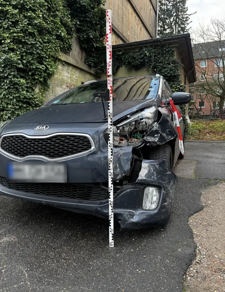 Frontschaden nach einem Verkehrsunfall, dokumentiert für das Kfz-Gutachten