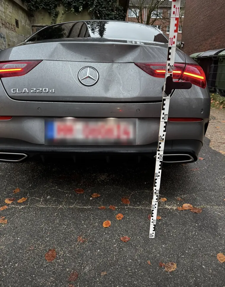 Kfz-Gutachter Bezirk Eimsbüttel: Delle in der Heckklappe nach einem Auffahrunfall, Dokumentation für das Unfallgutachten